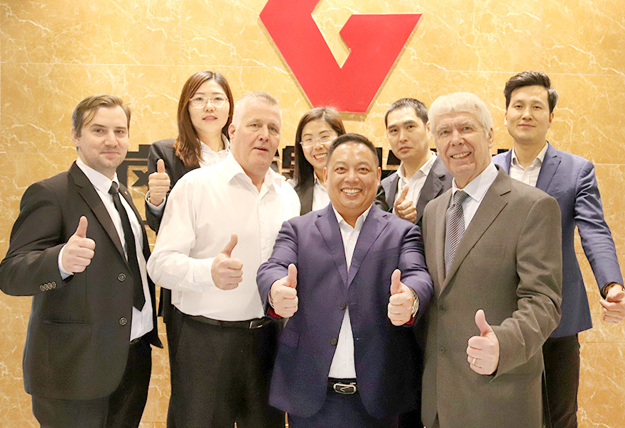 與國外（wài）客戶合影
